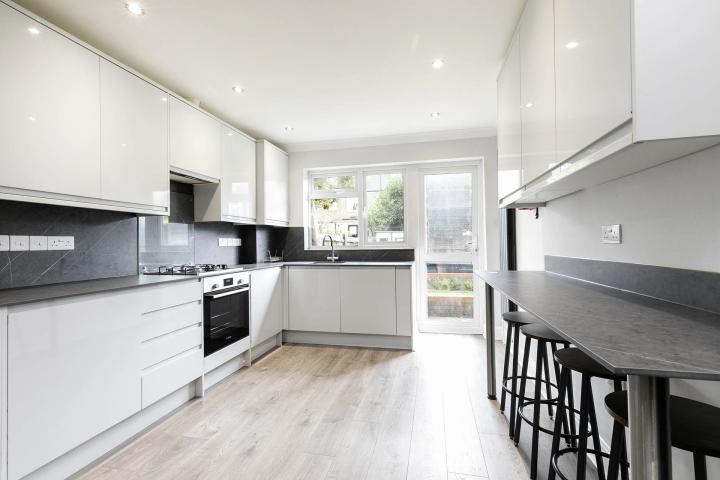 			5 Bedroom, 1 bath, 1 reception House			 Burnley Road, DOLLIS HILL